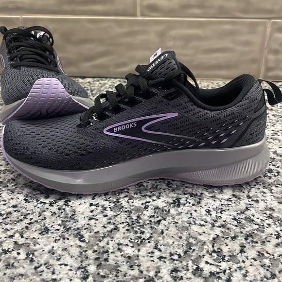 Brooks Levitate GTS 5- Women’s Size 6.5 - Picture 3 of 9